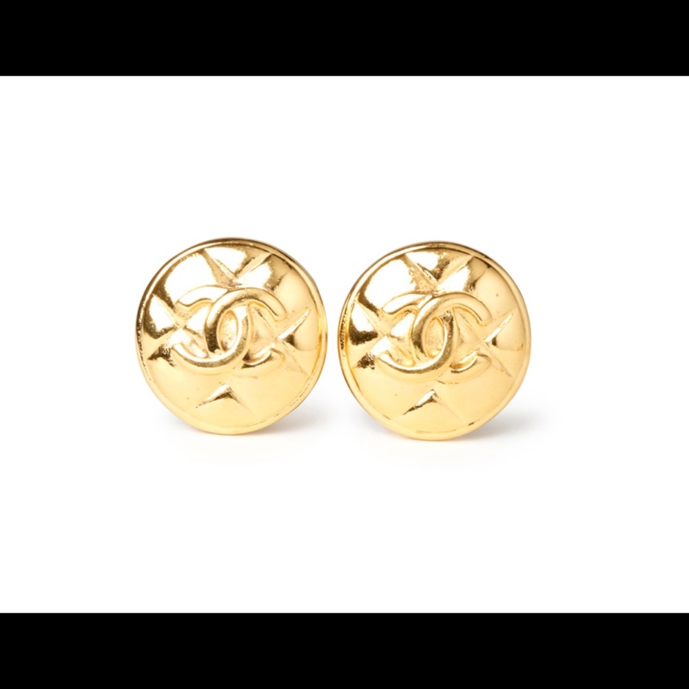 Chanel vintage clip on earring. Gold plated